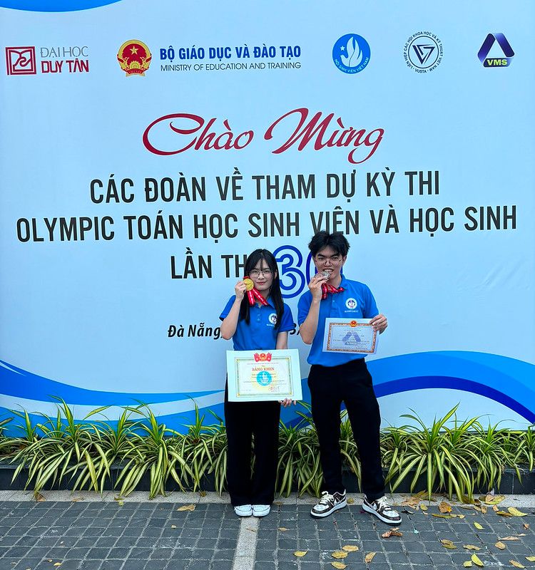 Sinh viên tham gia Olympic Toán