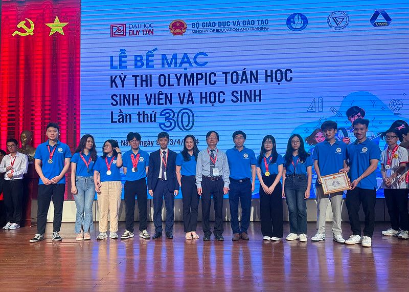 Sinh viên tại Lễ bế mạc kì thi Olympic Toán học lần thứ 30