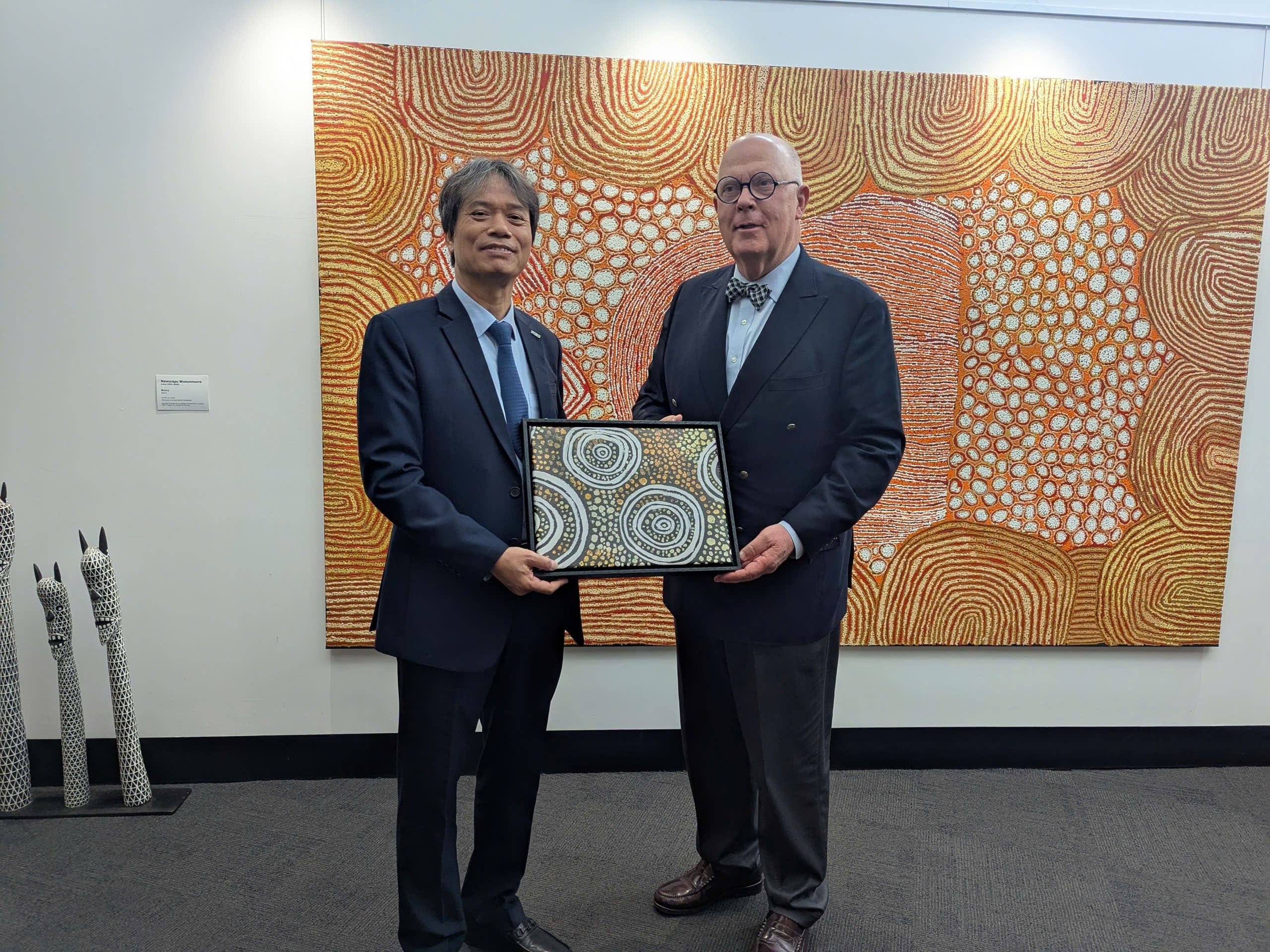 Ảnh 10. Trao quà lưu niệm với Hiệu trưởng ĐH Macquarie (1).jpg