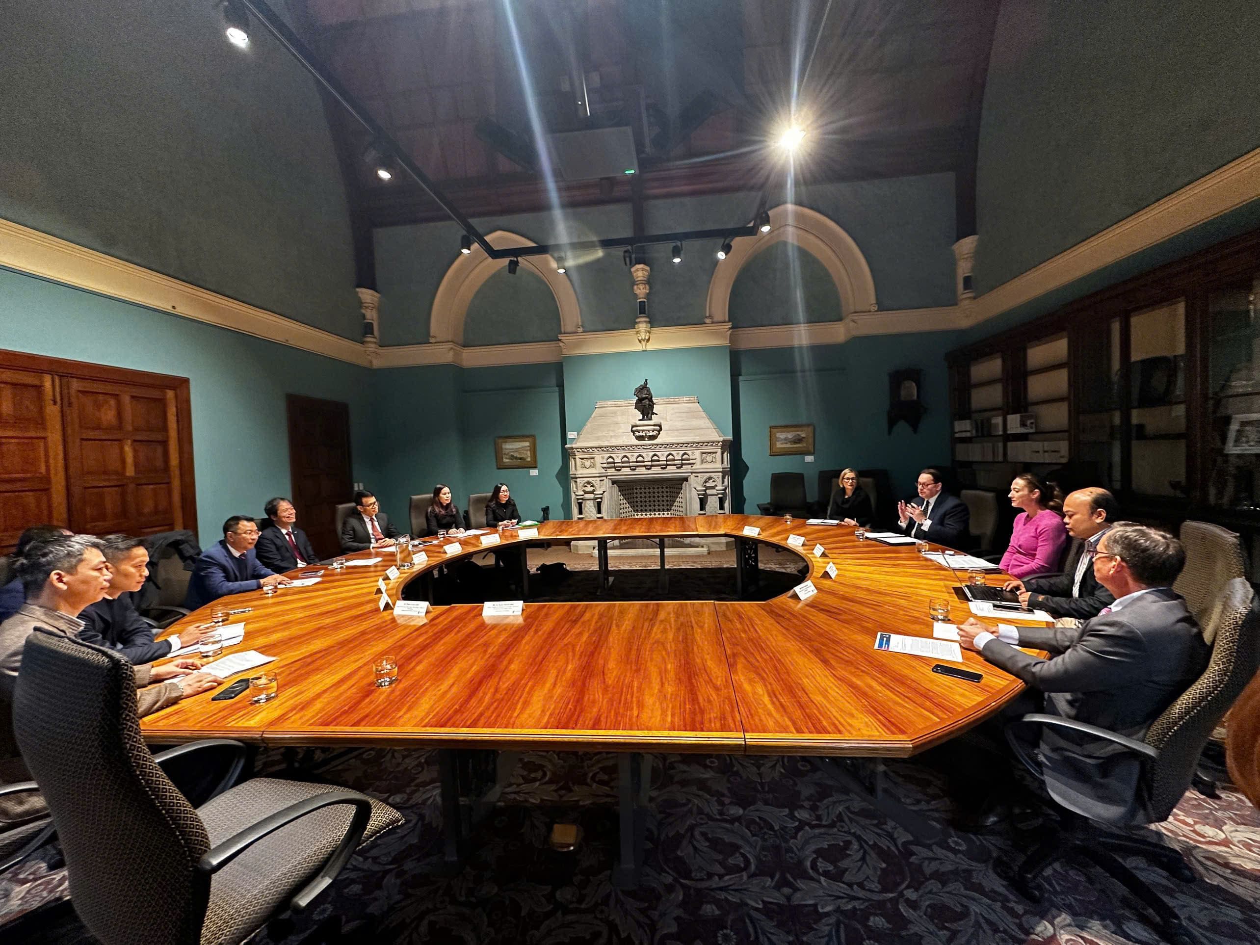 Ảnh 2. Trao đổi hợp tác với ĐH Adelaide về nghiên cứu, đào tạo giảng viên (1).jpg