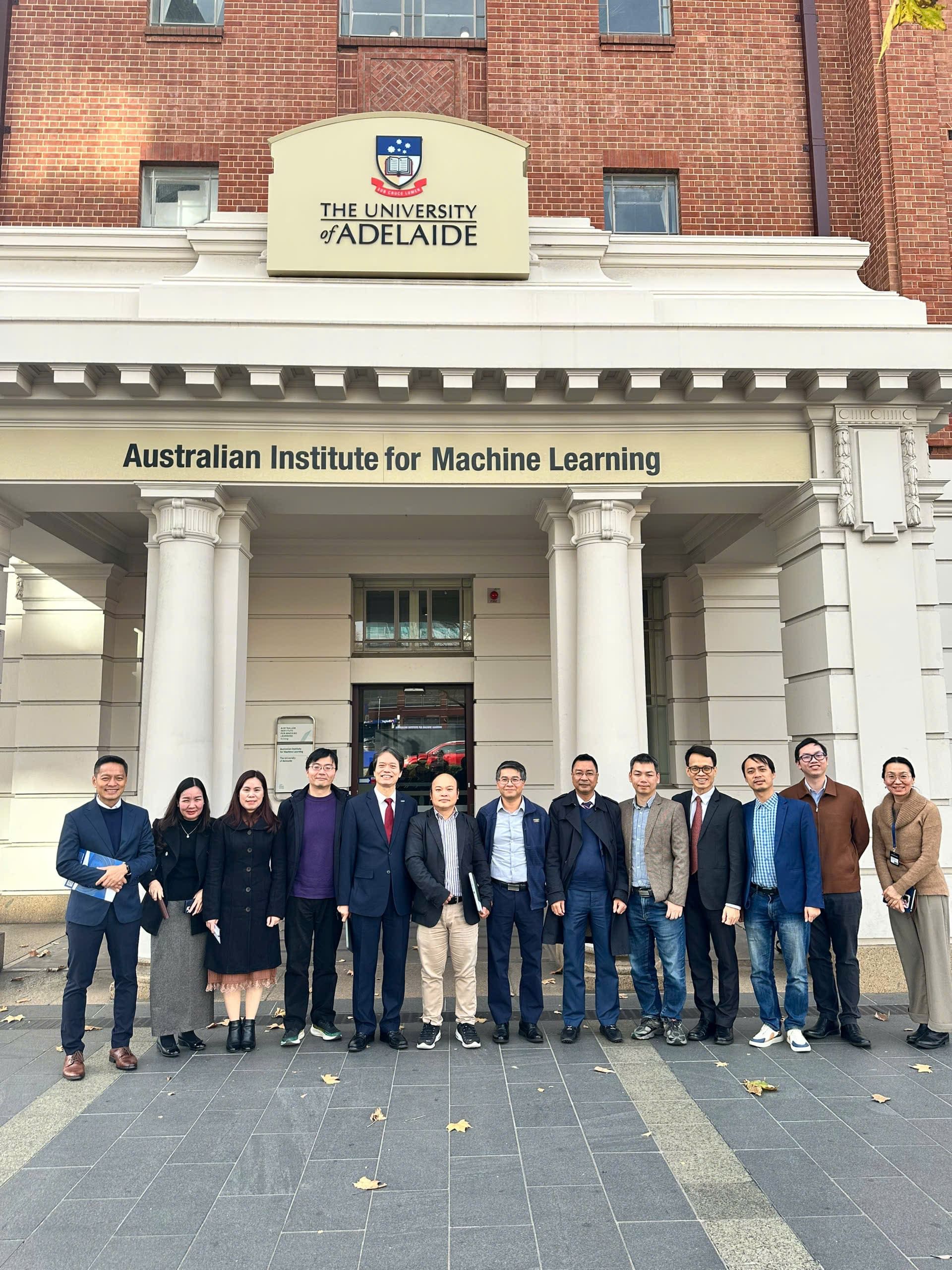 Ảnh 4. Thăm và làm việc với Viện Nghiên cứu Machine Learning (1).jpg