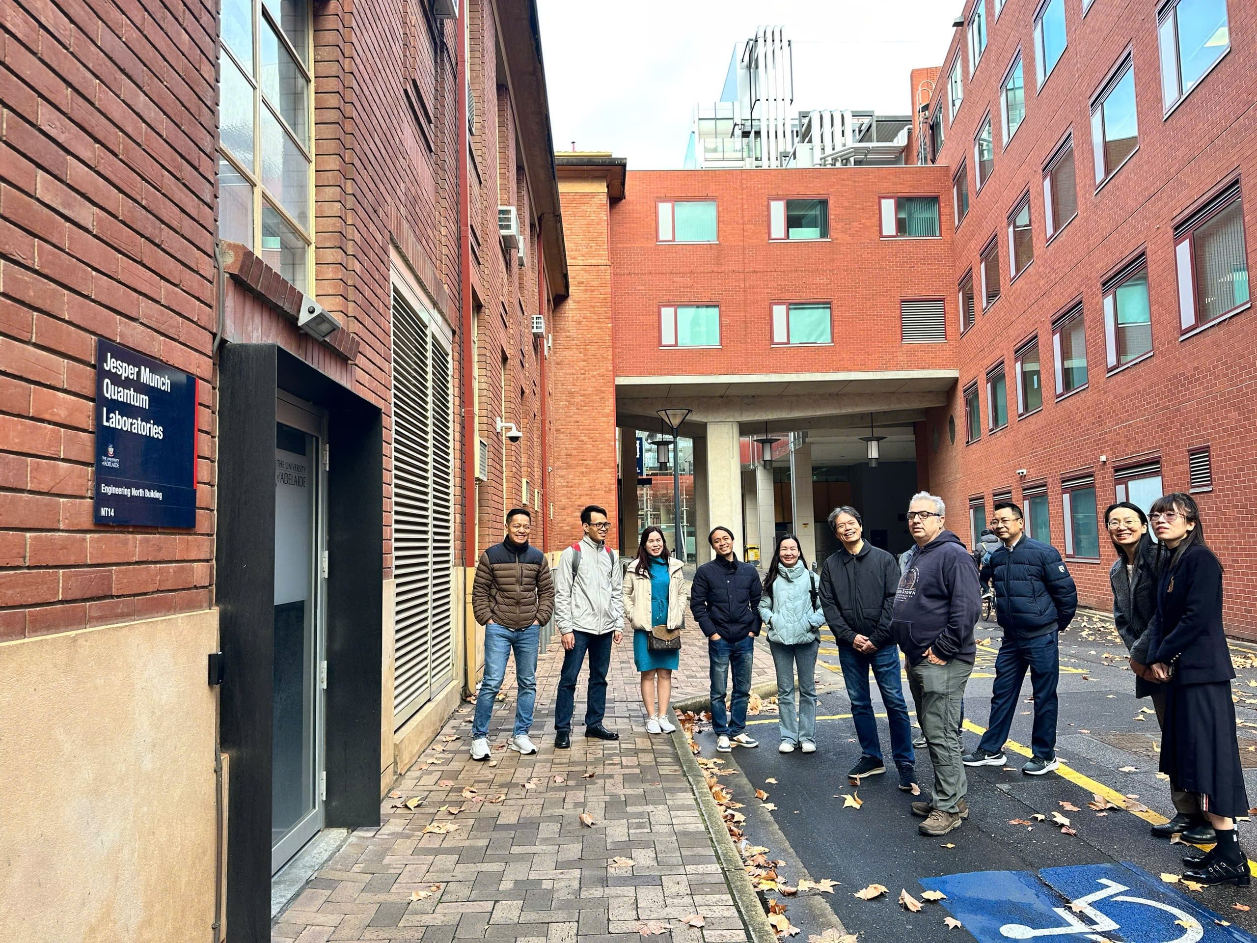Ảnh 5. Thăm quan Phòng Lab về Bán dẫn và lượng tử của ĐH Adelaide (1).jpg