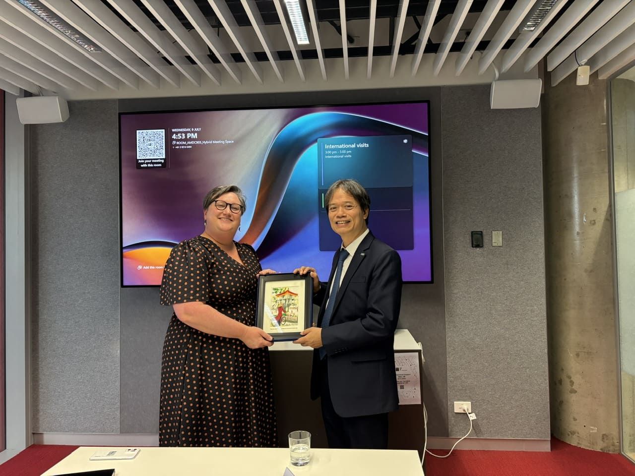 Ảnh 6. Trao quà lưu niệm với Phó Hiệu trưởng phụ trách HTQT của ĐH Công nghệ Swinburne (1).jpg