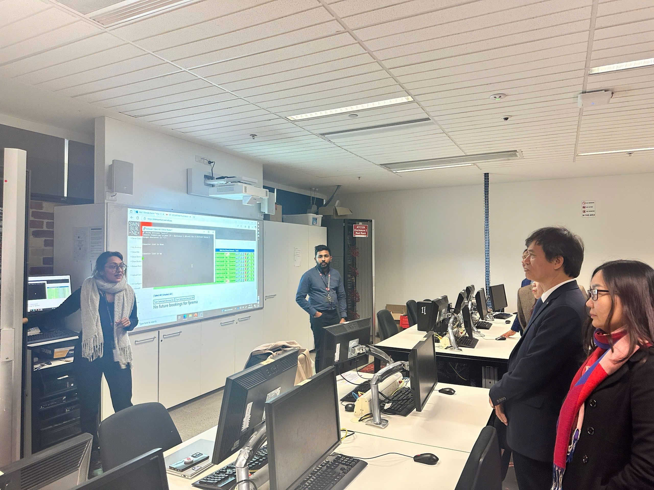 Ảnh 7. Thăm phòng Lap CNTT tại ĐH Công nghệ Swinburne (1).jpg