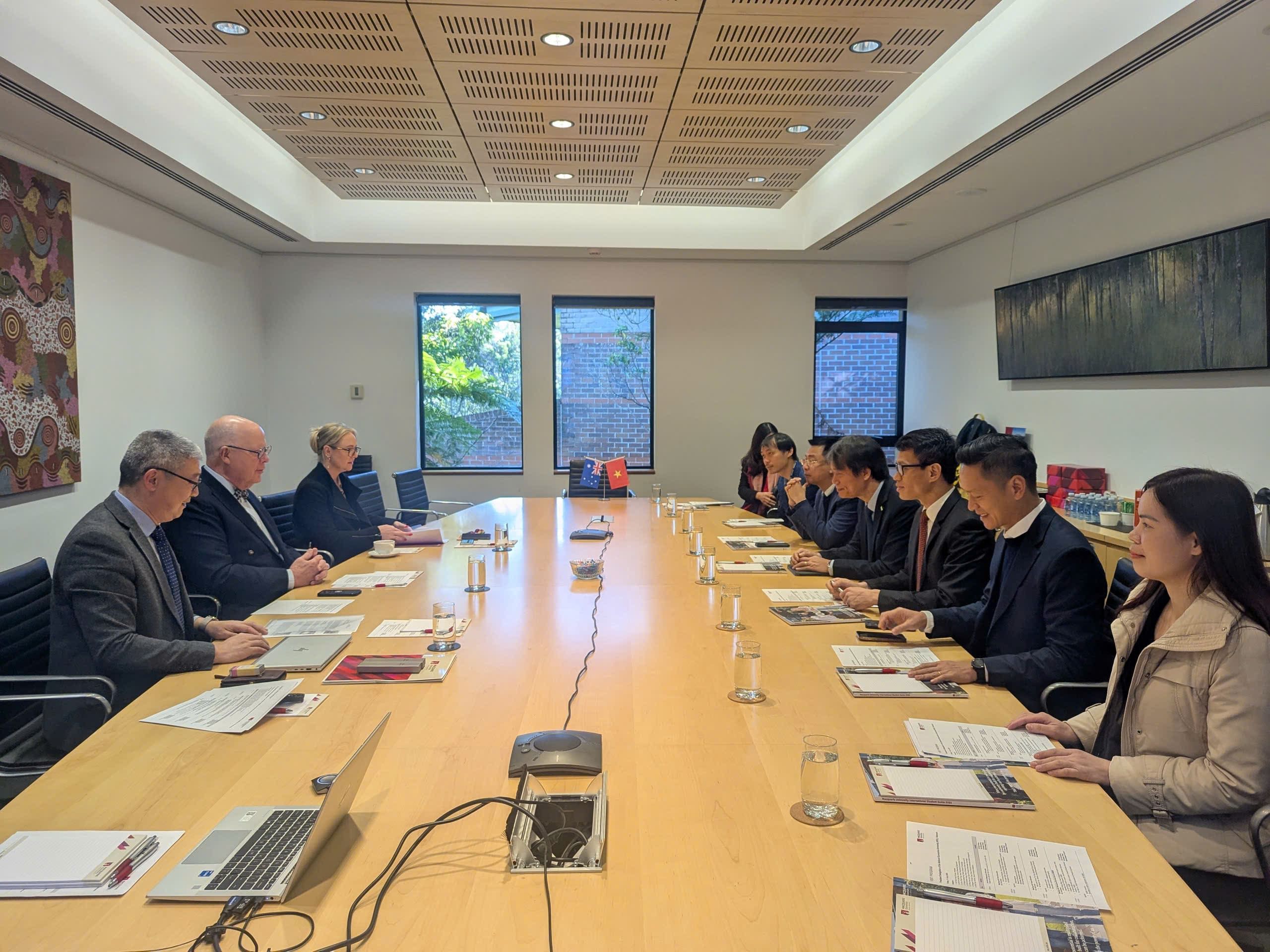 Ảnh 8. Gặp gỡ và trao đổi với GS Bruce Downton - Hiệu trưởng ĐH Macquarie (1).jpg