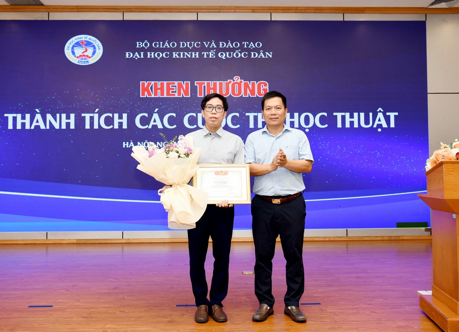 Chúc mừng TS. Dương Việt Thông được Giám đốc Đại học tặng Giấy khen vì những đóng góp xuất sắc cho Đội tuyển Olympic Toán học sinh viên NEU