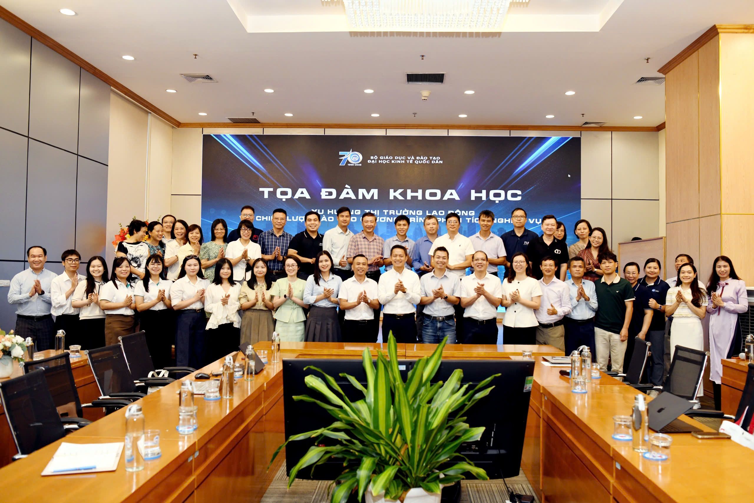 Khoa Công nghệ thông tin tổ chức tọa đàm khoa học về định hướng đào tạo Phân tích nghiệp vụ