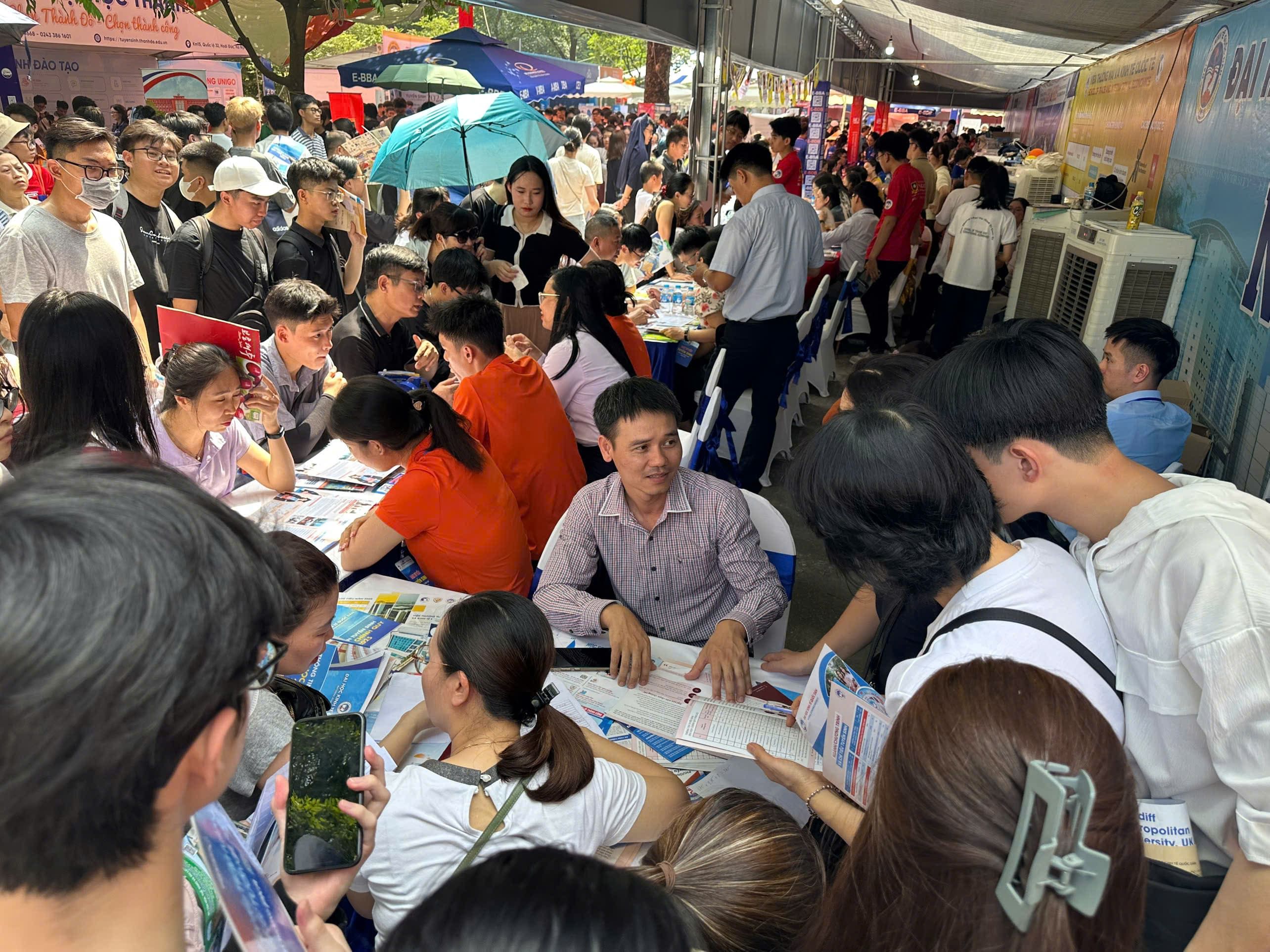 Trường Công nghệ tham gia Ngày hội lựa chọn nguyện vọng xét tuyển 2025