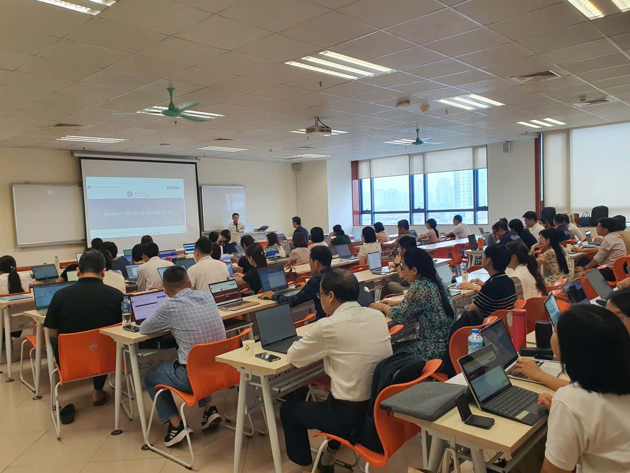 Buổi Giới thiệu và đào tạo giảng viên môn "Khoa học dữ liệu cơ bản trong Kinh tế và Kinh doanh"